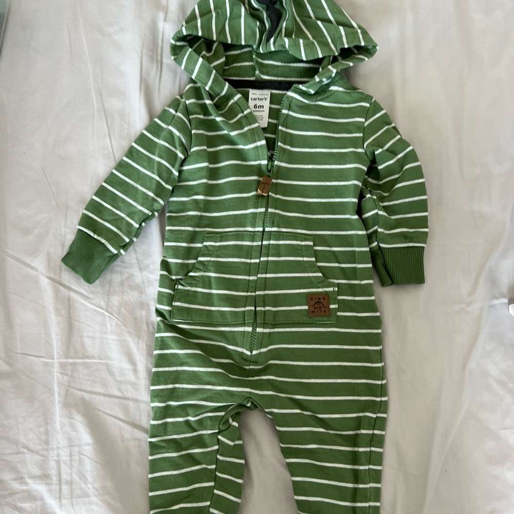 Cutest dinosaur Onesie zip up, smoke free home, gently used, 6 months